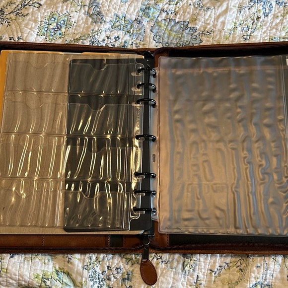 Vintage Day Timer brown leather planner/ folder. Zipper close. Nice worn leather - Picture 7 of 8